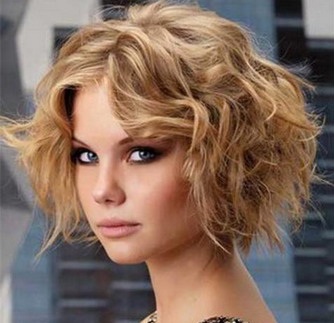 Cắt tóc cho tóc xoăn trung bình: mỏng, dày, xoăn. Kiểu tóc thời trang có và không có tóc mái. Một bức ảnh