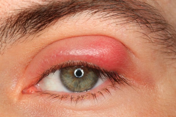 Permanente make-up van schaduwen op de oogleden.Foto, zoals wordt gedaan voor de onderste en bovenste oogleden, met schaduw, Smoky Eyes-effect, klassieke pijl