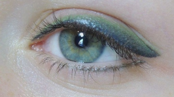 Permanente make-up van schaduwen op de oogleden. Foto, zoals wordt gedaan voor de onderste en bovenste oogleden, met schaduw, Smoky Eyes-effect, klassieke pijl