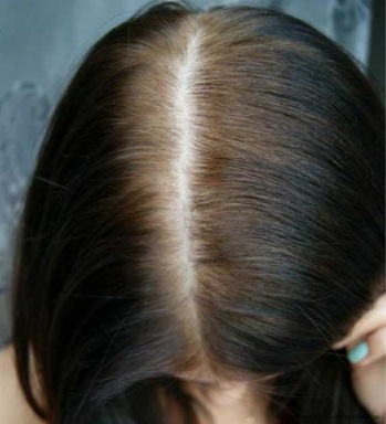 Coloració del cabell sobre el cabell fosc després d’il·luminar-se i ressaltar. Foto de com fer-ho a casa