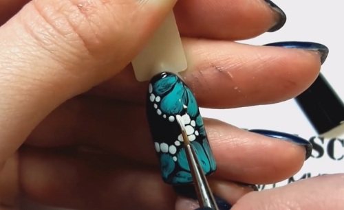 Flores em unhas com esmalte gel - ideias para manicure e novos designs: jaqueta de serviço, flores volumosas, delicadas, transparentes, lindas. Uma foto