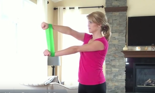 Exercices avec élastique pour femme, dos, jambes, abdos. Comment le faire à la maison. Cours vidéo