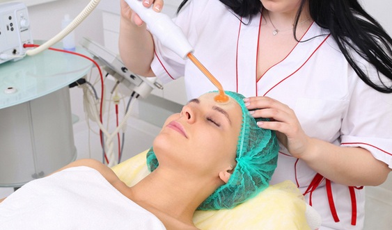 Дарсонвализација - шта је то у козметологији, благодати поступка за кожу лица, главе, капака, косе, апарата. Индикације и контраиндикације, ефикасност