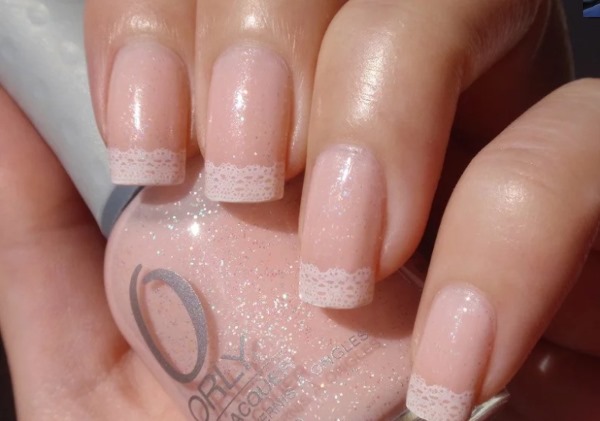 French manicure con smalto gel. Foto con motivo 2020, tendenze della moda. Come fare su unghie corte e lunghe