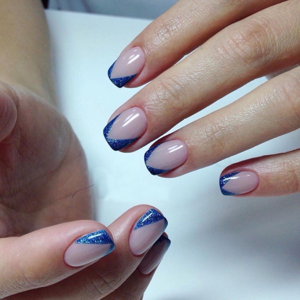 Giacca blu sulle unghie. Foto di novità di manicure con motivo, strass, scintillii, idee di design per la primavera, l'inverno e l'estate