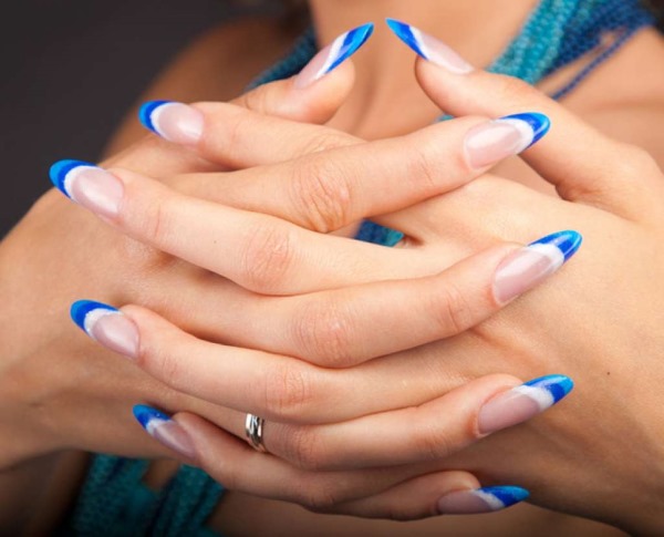 Giacca blu sulle unghie. Foto di novità di manicure con motivo, strass, scintillii, idee di design per la primavera, l'inverno e l'estate
