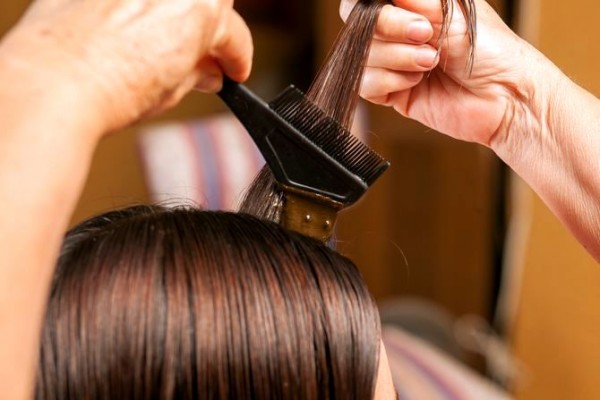 Άχρωμη χέννα για τα μαλλιά: οφέλη και βλάβες, μέθοδοι εφαρμογής, μάσκες για ενίσχυση και θεραπεία. Κριτικές