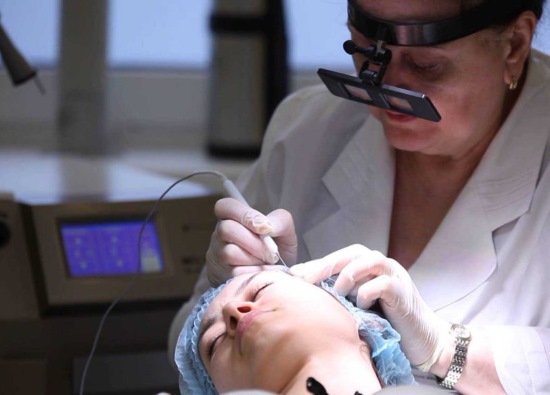 Miliums no rosto. Foto, como se livrar, tratar em casa, remoção a laser embaixo dos olhos, nas pálpebras, queixo, corpo. Causas em adultos e crianças