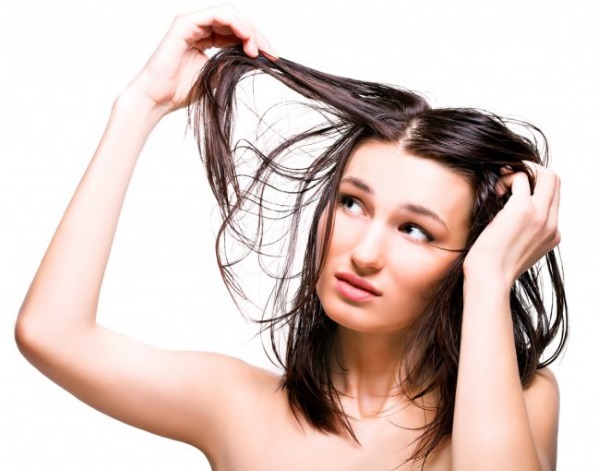 Óleo de coco para o cabelo. Propriedades, benefícios e aplicação para cabelos secos à noite, durante o dia, para loiras e morenas