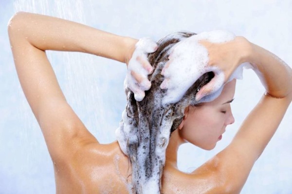 Casca de carvalho para cabelo. Benefícios, como usar para enxaguar de quedas, manchas. Avaliações