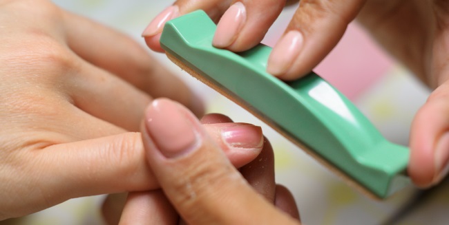 Lamineren en versterken van nagels thuis. Tools en instructies