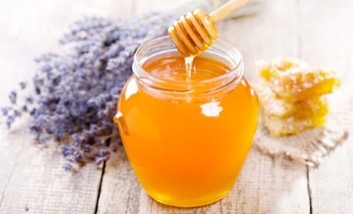Honingmaskers voor rimpels, acne, mee-eters, vlekken op de huid. Recepten voor gebruik in pure vorm en met gezonde ingrediënten