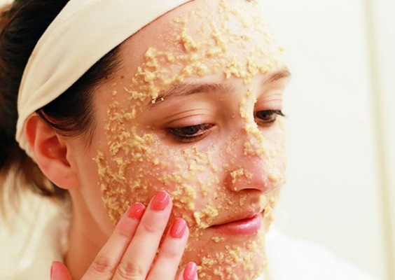 Banaan gezichtsmasker voor rimpels, huid rond de ogen. Recepten met zetmeel- en botox-effect, honing, ei