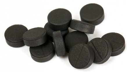 Le masque de points noirs fait maison est le plus efficace, avec du charbon actif, de la gélatine, du soda, un film, un nettoyage