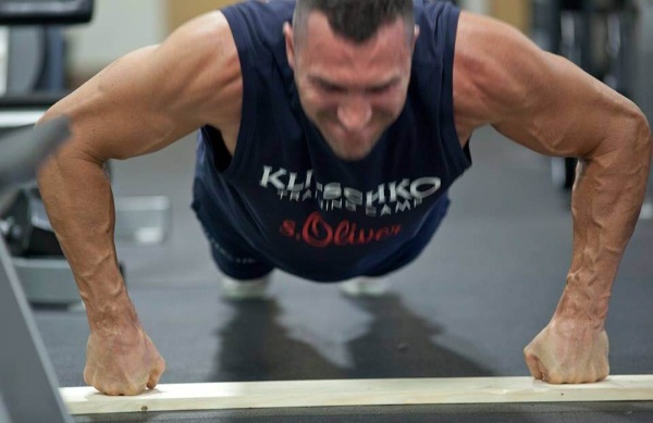 Push-ups från golvet: vilka muskler som svänger hos män, kvinnor. Teknik för utförande, program för nybörjare, typer av push-ups