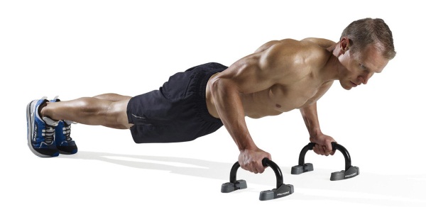Atsispaudimai nuo grindų: kokie raumenys siūbuoja vyrams, moterims. Vykdymo technika, programa pradedantiesiems, atsispaudimų tipai