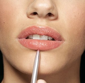 Augmentation des lèvres à la maison: recettes de masques, gommages, acide hyaluronique, nicotinique. Exercice, massage, aspiration