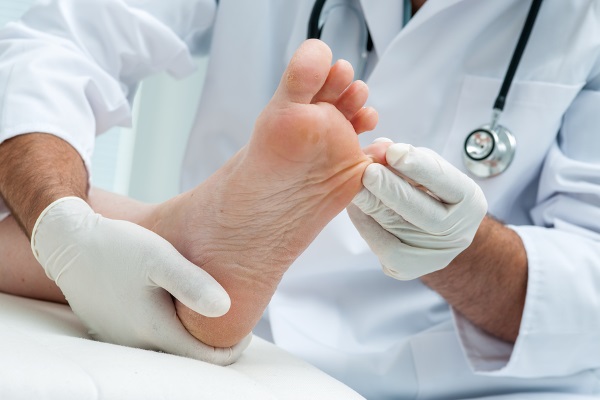 Ungla del peu encarnada. Causes d’aparició, símptomes, tractament sense cirurgia amb remeis populars, ungüents, cirurgia