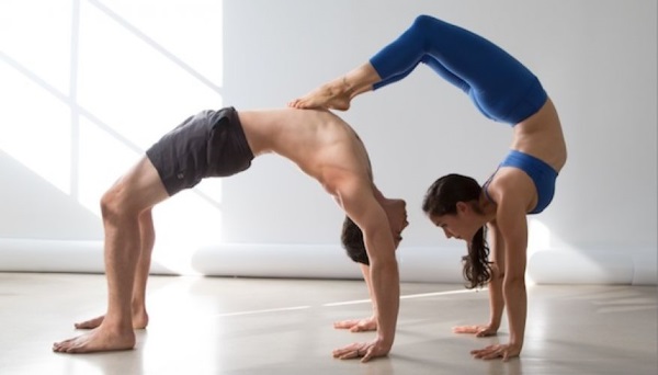 Défi de yoga pour deux, un, trois. Photo pose pour les débutants, les enfants. Vidéo