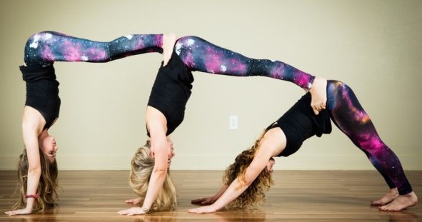Défi de yoga pour deux, un, trois. Photo pose pour les débutants, les enfants. Vidéo
