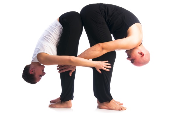 Desafiament del ioga per a dos, un, tres. Foto posa per a principiants, nens. Vídeo