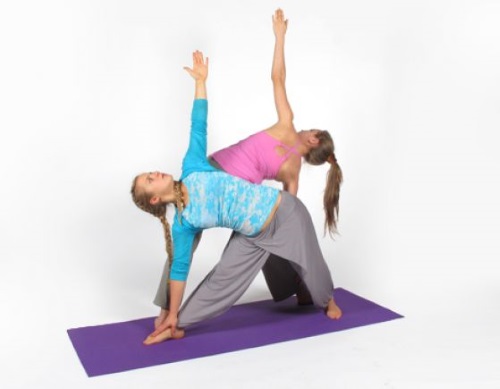 Desafiament del ioga per a dos, un, tres. Foto posa per a principiants, nens. Vídeo