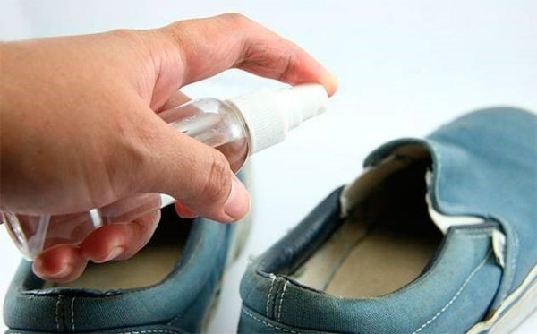 كيفية التخلص من رائحة القدم بشكل فعال. أفضل العلاجات في الصيدليات ، أسباب وعلاج التعرق