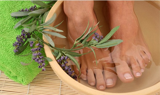 Comment se débarrasser efficacement des odeurs de pieds. Meilleurs remèdes dans les pharmacies, causes et traitements de la transpiration