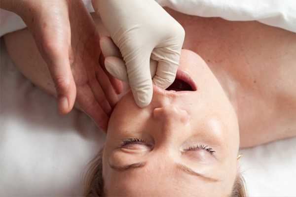 Hoe vliegen op het gezicht te verwijderen, het ovaal te herstellen: oefeningen, procedures in cosmetologie, gymnastiek, aanscherping