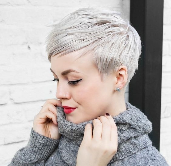 Cortes de cabelo da moda para cabelos curtos para mulheres. Tendências 2020 outono-inverno, novos itens para diferentes idades e tipos de rosto