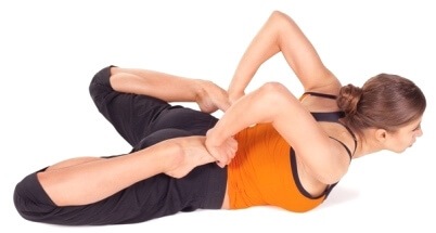 Stretching pour les débutants. Exercices pour différentes parties du corps, équipement de fitness, yoga, musique et humeur
