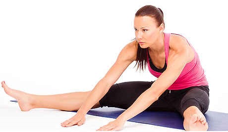 Stretching pour les débutants. Exercices pour différentes parties du corps, équipement de fitness, yoga, musique et humeur