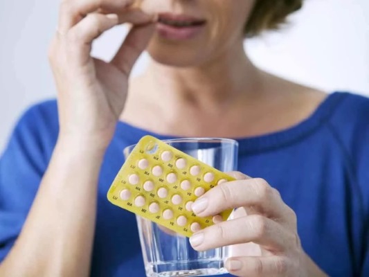 Vitaminen na 50 jaar voor vrouwen tegen veroudering, namen.Hoe u het beste kiest: Alphabet, Solgar, Complivit, met selenium