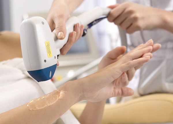 Odstraňování chloupků AFT - laserové odstraňování chloupků na obličeji a těle, v oblasti bikin v salonu i doma. Zařízení, recenze a ceny