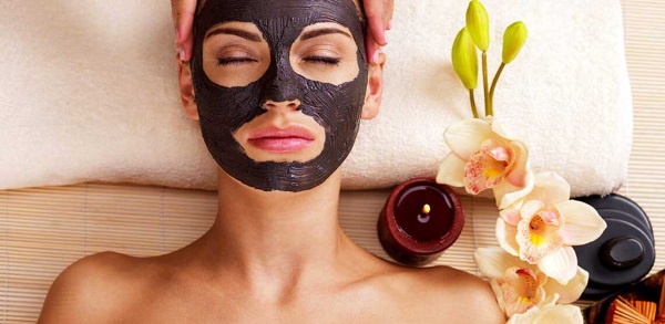 Zwarte klei voor gezicht, haar, lichaamshuid. Eigenschappen en toepassing: maskers voor acne, mee-eters, cellulitis, reiniging, afslankverpakkingen