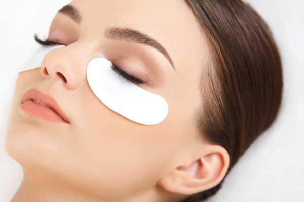 Heparinsalbe für das Gesicht in der Kosmetik. Eigenschaften und Anwendungen für Falten, Blutergüsse, Taschen, Schwellungen unter den Augen
