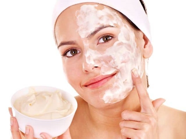 Heparinezalf voor het gezicht in cosmetica. Eigenschappen en toepassingen voor rimpels, kneuzingen, wallen, wallen onder de ogen