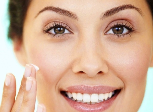 Heparinezalf voor het gezicht in cosmetica. Eigenschappen en toepassingen voor rimpels, kneuzingen, wallen, wallen onder de ogen
