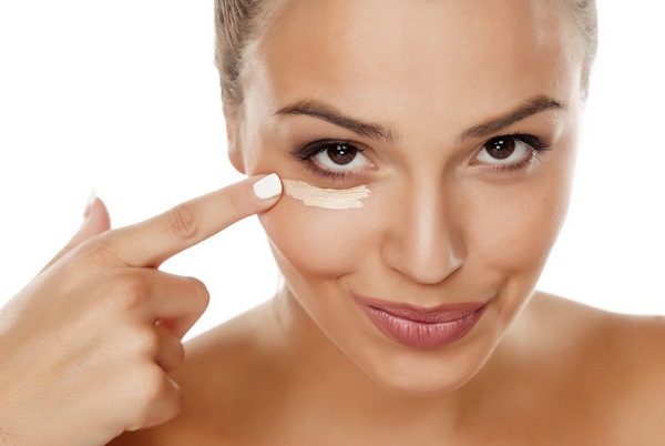 Ungüento de heparina para las arrugas debajo de los ojos. Instrucciones de uso, cómo aplicar, revisiones de cosmetólogos.