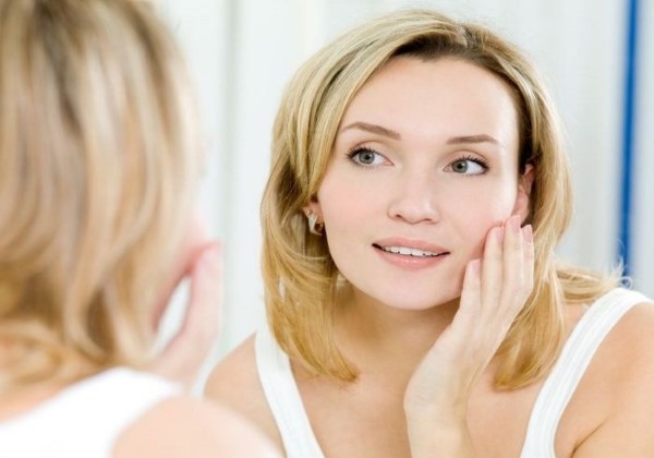 Wie man Wangenknochen im Gesicht macht und Wangen entfernt. Bewegung, Massage, Diät, Make-up und Haare