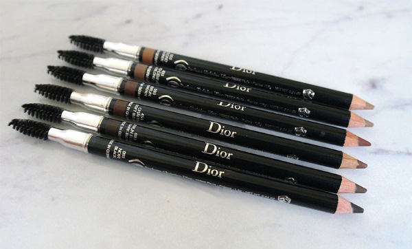 Crayon à sourcils. Guide du débutant: étanche, poudreux, cireux, durable