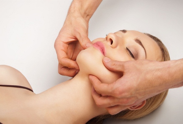 Plastic massage van gezicht en lichaam. Wat is het, techniek, training, recensies en video-tutorials