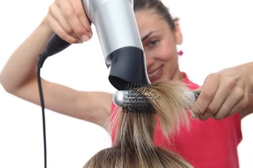 Tècnica de tenyit Airtouch: què és, ressaltació del cabell pas a pas per aire per a principiants