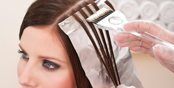 Τεχνική βαφής Airtouch: τι είναι αυτό, αναδεικνύοντας σταδιακά τα μαλλιά αφής με αέρα για αρχάριους
