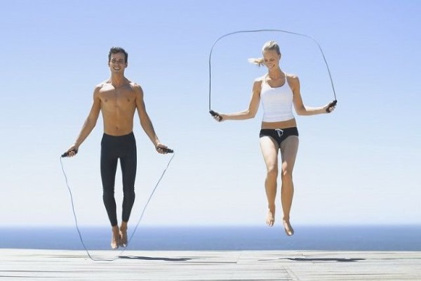 Corda aprimant. Com saltar, exercicis d'entrenament per a dones. Ressenyes i resultats