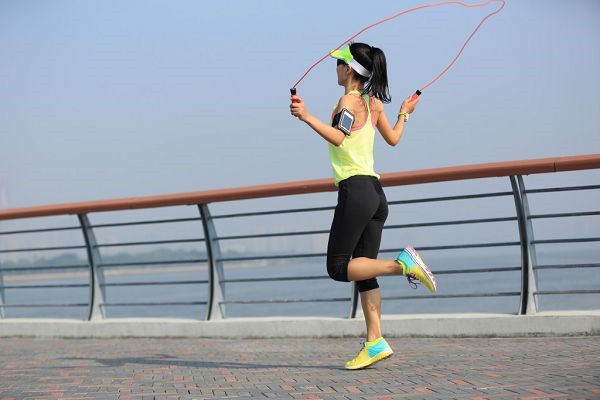 เชือกกระชับสัดส่วน. วิธีกระโดดท่าออกกำลังกายสำหรับผู้หญิง.บทวิจารณ์และผลลัพธ์