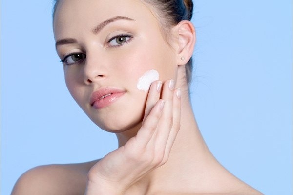 Produtos para o cuidado da pele facial: cosmético, popular, farmacêutico, higiênico