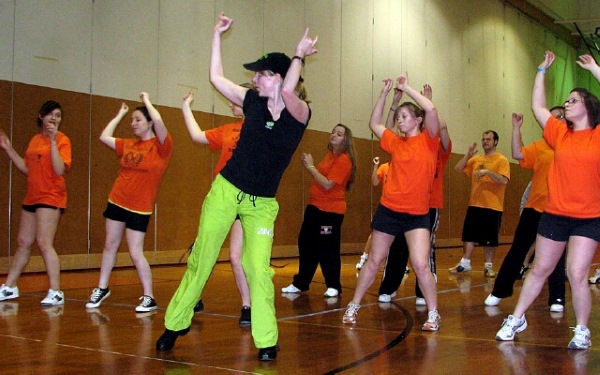 Zumba fitness. Aulas de dança adelgaçante, programa de aeróbica: Strong, Aqua, Step. Vídeo