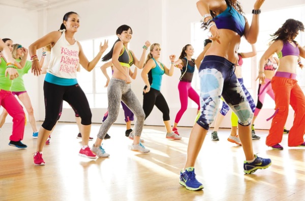 Zumba fitness. Bantningsdanslektioner, aerobics-program: Strong, Aqua, Step. Video