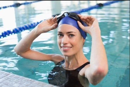 De voordelen van zwemmen in het zwembad voor vrouwen, zwangere vrouwen, voor gezondheid, vorm, ruggengraat, gewichtsverlies, immuniteit